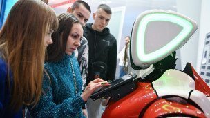 Посетители на выставке у промобота