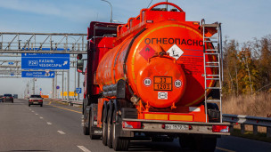 Бензовоз на скоростной автомобильной дороге