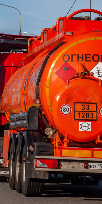 Бензовоз на скоростной автомобильной дороге
