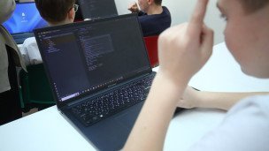 Shkol'nik-programmiruyet-na-noutbuke