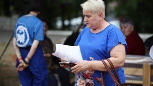Женщина у пункта временного размещения