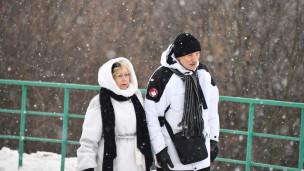 Пожилая пара в снежном парке