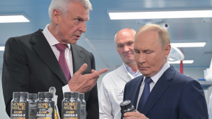  Владимир Путин во время посещения завода "Омега-Си" в Магадане