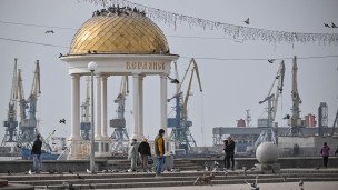 Отдыхающие на набережной в Бердянске