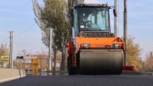 Каток во время ремонта дороги в Донецкой области