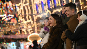 Семья зимой на отдыхе