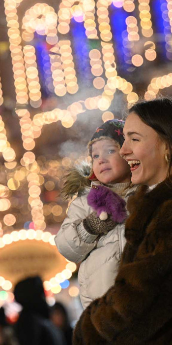 Семья зимой на отдыхе