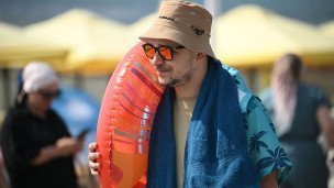 Отдыхающий на пляже