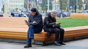Пожилые горожане со смартфонами 