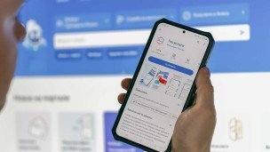 Смартфон с мобильным приложением портала государственных услуг