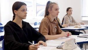 Школьницы во время олимпиады 