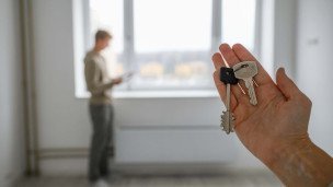 Рука с ключами от квартиры 