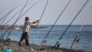 Рыбак ловит рыбу в черном море