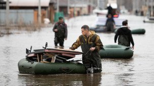 Пострадавшие от паводка во время эвакуации