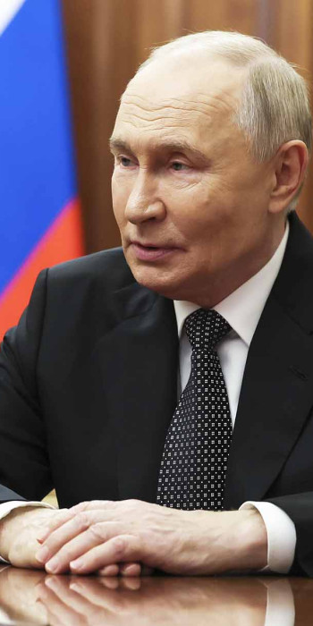 Президент РФ Владимир Путин во время встречи с генеральным прокурором РФ Александром Гуцаном