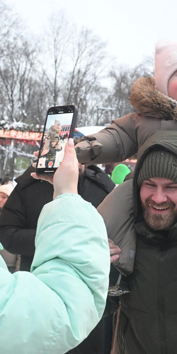 Горожане гуляют на улице