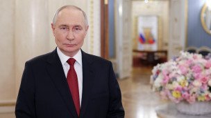 Владимир Путин во время поздравления женщин с Международным женским днём 