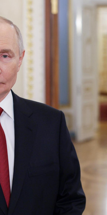 Владимир Путин во время поздравления женщин с Международным женским днём 