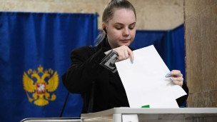Девушка во время голосования на выборах