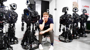 Роботы Promobot V.4 в цехе компании по производству роботов "Промобот"