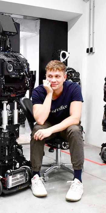 Роботы Promobot V.4 в цехе компании по производству роботов "Промобот"