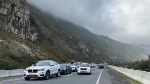 Автомобильная очередь на КПП Верхний Ларс