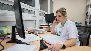 Meditsinskaya-rabotnitsa-za-komp'yuterom-po-telefonu