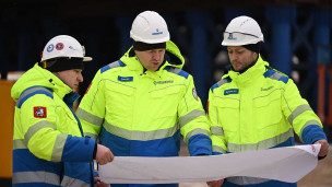 Инженеры с чертежами