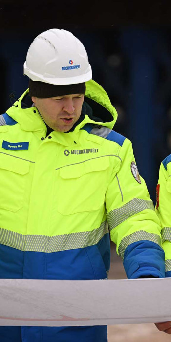 Инженеры с чертежами