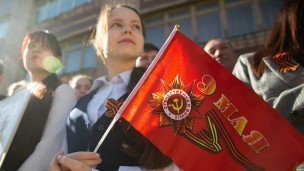 Учащиеся в школе с флагом 9 мая