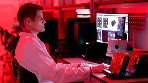  Сотрудник на заводе компьютерной техники