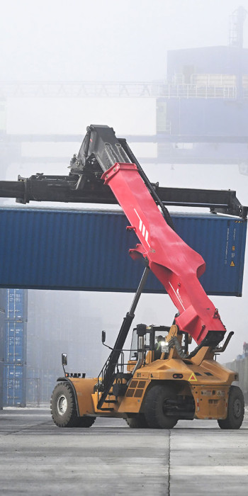 Контейнерная площадка на территории мультимодального транспортно-логистического центра