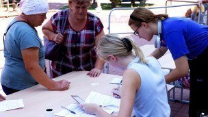 Жители Курска во время раздачи гуманитарной помощи