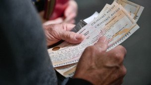 Крупный план билеты на поезд в руках пассажира