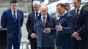 Владимр Путин во время посещения завода в Перми