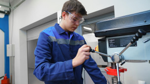 Студент колледжа на занятии 