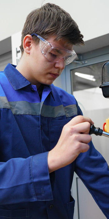 Студент колледжа на занятии 