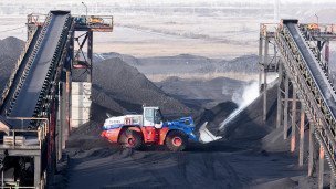 Погрузка угля на угледобывающем предприятии 