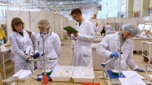 Ученые на стенде 