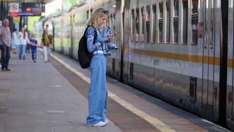 Пассажиры на железнодорожной станции 