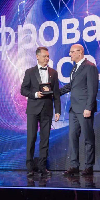 Дмитрий Чернышенко награждает победителя 