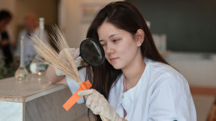 Студентка на занятиях в аграрном университете