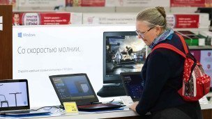 Женщина в магазине электроники