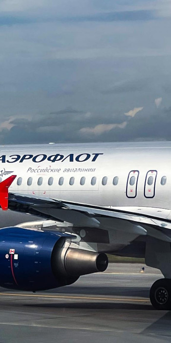 Самолет авиакомпании Аэрофлот на взлетном поле