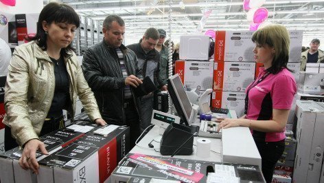 Покупатели бытовой техники на кассе