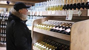 Посетитель в алкогольном магазине