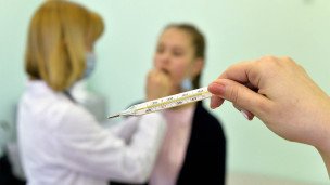 Врач измеряет температуру 