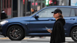 Девушка с телефоном на улице