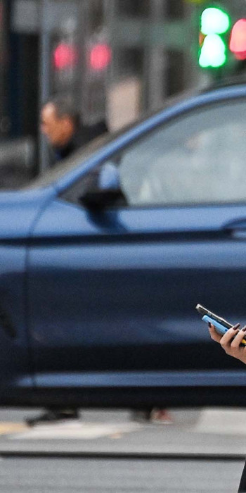 Девушка с телефоном на улице