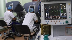 Врачи проводят операцию в отделении роботической хирургии